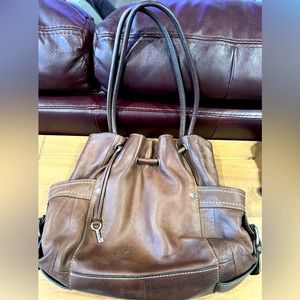 Fossil leather bag in very good pre owned condition. Measures approx. 13”x10”x 4